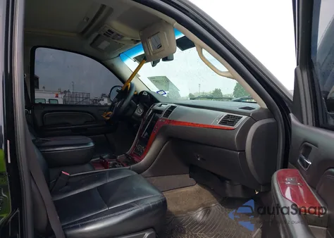 2007 Cadillac Escalade Standard z USA, uszkodzony, nr VIN 1GYEC63817R373632